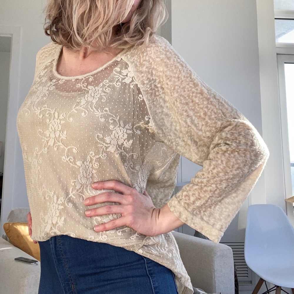 3/$30 Super sweet layer cream top with lace